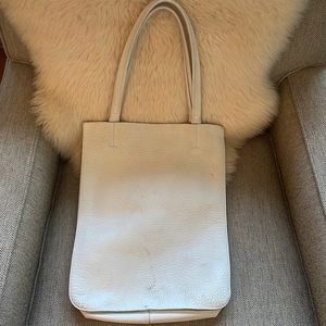THE PLIE TOTE - Slim Magazine Tote White Leather Pebbled